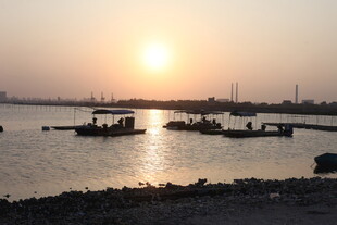 夕阳下的码头与水面船只