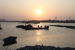 夕阳下的水上船只景象