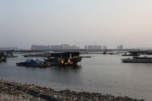 江边停泊的船只景观