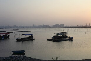 黄昏下宁静的江畔船只