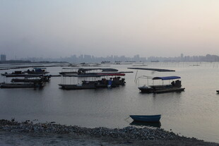 黄昏下宁静的停泊船只场景