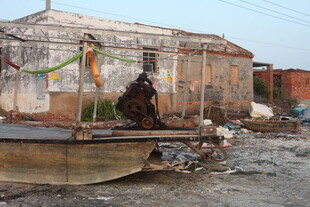 破旧场地中的人物与小船