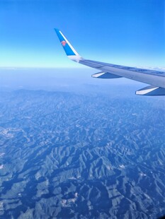 高空俯瞰飞机机翼与大地