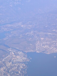 高空俯瞰城市与水域景观