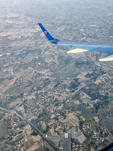 高空俯瞰飞机机翼下的大地