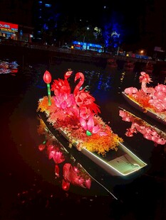 水上花船夜景绚丽绽放