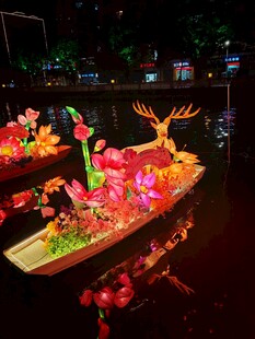 水上花灯展 绚丽多彩
