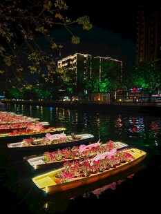 河上花船夜景璀璨迷人