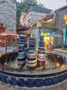 古街彩色喷泉景观