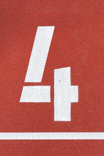 红色背景上的白色数字4