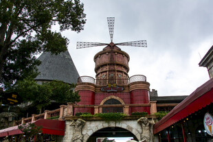 欧式风车造型建筑