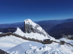 巍峨雪山壮丽景观