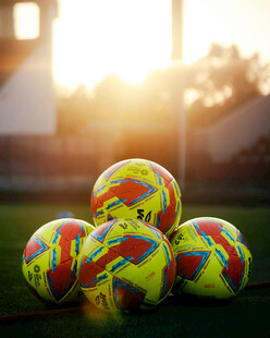 阳光下多彩足球堆叠