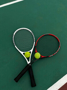交叉的网球拍与网球