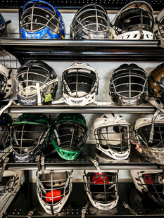 各式精美头盔陈列展示