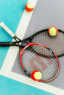 网球拍与球置于网球场地