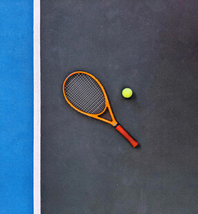 网球拍与球的静物展示