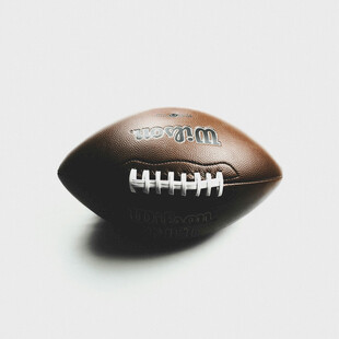 棕色橄榄球特写