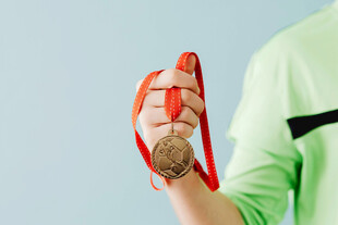 手持红色高跟鞋特写