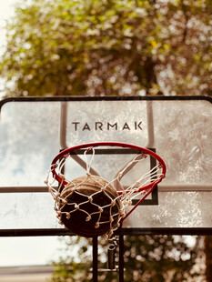 篮球框下的篮球瞬间