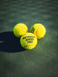 三颗威尔逊网球置于场地