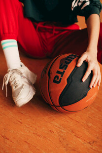 少女与篮球的活力瞬间