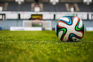 绿茵场上的彩色足球