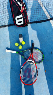网球装备置于蓝色场地