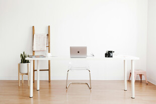 简约室内办公桌椅布置场景