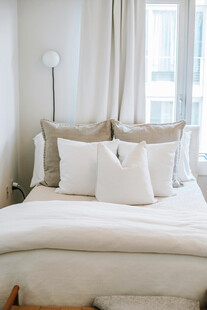 简约温馨卧室床铺场景