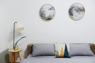 简约卧室墙饰与舒适床铺