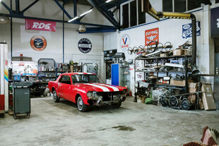 汽车修理厂内的红色轿车