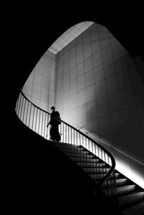 孤独身影于旋转楼梯间