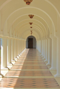 拱形长廊的静谧空间