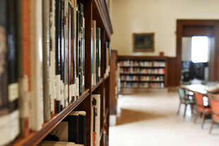 图书馆内的静谧书架场景