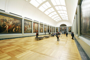 宽敞博物馆展厅内景