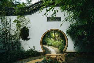 中式庭院月洞门景致