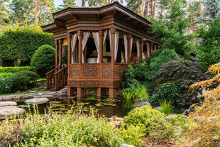 林中木质凉亭