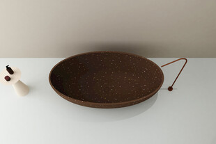 复古陶制圆盘与小兔摆件