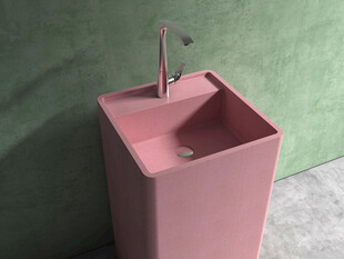 粉色立柱洗手盆特写