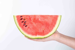 手捧鲜切西瓜片