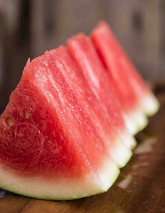 新鲜切块西瓜诱人展示