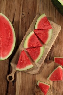木桌上的新鲜切块西瓜