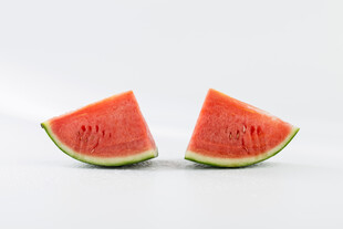 两块鲜切西瓜