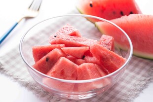 玻璃碗中的新鲜西瓜块