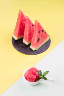 夏日西瓜与草莓的清新组合