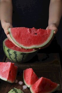 双手捧鲜红多汁西瓜块