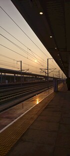 黄昏下的空旷火车站台