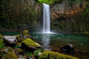 山间瀑布下的幽美水景