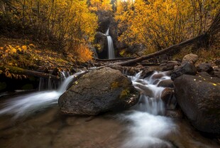 秋日山间潺潺溪流美景